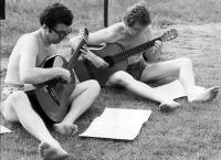 Jiří Tichota - mladý při hře na kytaru