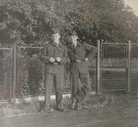 J. Ryba (vpravo) s přítelem z PTP