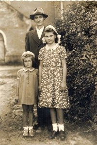 Ludmila Čechová s tatínkem a starší sestrou
