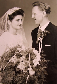 Svatební foto manželů Čechových, 1965
