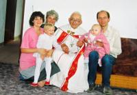 Ludmila Čechová s rodinou své dcery a opatem Vítem Tajovským