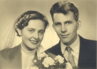 Svatební fotografie manželů Zajícových