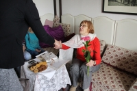 Marie Zajícová s květinou, 2017