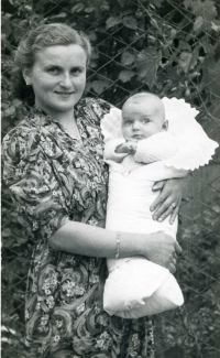 Antonín se svou maminkou v roce 1944