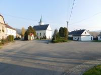 Náves ve Vranové Lhotě, kde 7. května 1945 německá jednotka seřasila všechny muže v obci, že je zastřelí