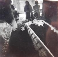 Pohřeb zastřeleného Jana Jiraucha 11. května 1945 ve Vranové Lhotě