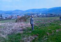 Bratr Jan Šimek u Vranové Lhoty v místě kde rodina bydlela v železničním vagónu