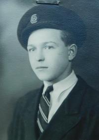 Bratr Josef Šimek v roce 1945 během školy na zámečníka ve firmě Hanisch & Co z Prostějova