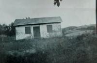 Omítnutý opuštěný vagón u Vranové Lhoty, kde předtím bydlela rodina Šimkova