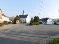 Náves ve Vranové Lhotě, kde 7. května 1945 německá jednotka seřasila všechny muže v obci, že je zastřelí