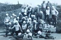 Z rómského dětského tábora pořádané Josefem Šimkem ve škole ve Vápenné