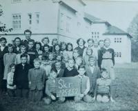 Josef Šimek se svou školní třídou v roce 1952 v Širokém Brodě