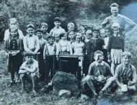 Josef Šimek se svou školní třídou v Širokém Brodě