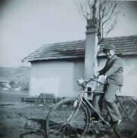 Josef Šimek u omítnutého vagónu u Vranové Lhoty, kde bydlela rodina