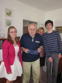 delegace Člověk v tísni předává pamětní medaili, 2013