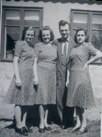 Berta Růžičková with her husband and sisters