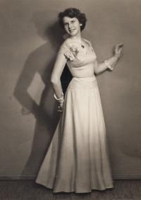 Jaroslava Wilhelmová, které pamětnice pomohla za války, rok 1957