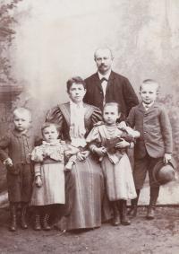 Bohuslav Vlček, otec pamětnice s rodinou, okolo roku 1895