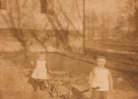 Jaroslava s bratrem Bohuslavem, rok 1926