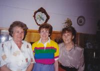 Hedvika Kupcová s kamarádkami z Terezína
