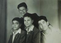 Sterios Kiriazopulos s kamarády  v dětském domově v maďarské obci Högyesz