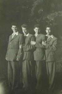 Sterios Kiriazopulos s kamarády  v dětském domově v maďarské obci Högyesz