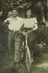  Sterios Kiriazopulos s vychovatelkou v dětském domově v maďarské obci Högyesz