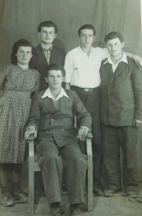 Bývalí vojáci Řecké demokratické armády v Taškentu. Bratr Petros uprostřed