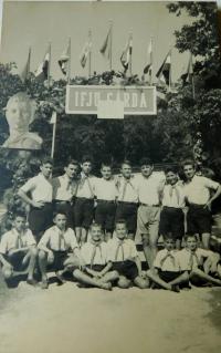 Řecké děti v dětském domově v maďarské obci Högyesz. Sterios Kiriazopulos třetí zprava