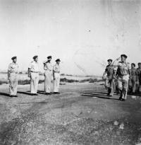 Vojenská přehlídka 1953, uprostřed Ezer Weizmann