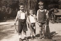Hugo (vlevo) s bratrem Rudym, 1932