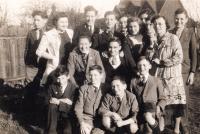 Kindertransport in Englan, 1939, Hugo first from left in the second rank