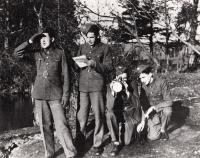 Během výcviku ve Wales, 1944, HM vlevo