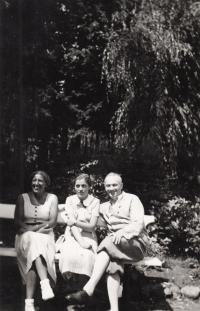 Rodiče (zcela vpravo a vlevo), 30. léta