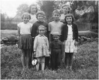 se sestřenicemi a dětmi ze sousedství, Jaroslava v první řadě vlevo, Herálec, 1958