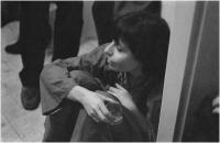 se sklenkou vína, 1976