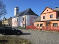 Vpravo bývalý poštovní úřad  v Kobylé, kde byl ordnéry 22. září 1938 zbit poštmistr Karel Mroček a František Vaculík