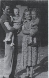 Albína Kratochvílová with her husband and children, 1948