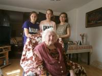 Marie Čmakalová with girls from the project Stories of Our Neighbours