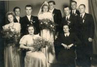 Fotografie ze svatby Věroslavy a Václava Bojkových v roce 1946