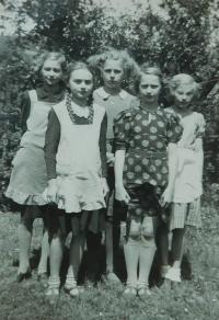 V měšťanské škole v Rudě nad Moravou v roce 1938. Zleva K. Ondráčková, M. Banková, Věroslava Jurajdová (Bojková), M. Šimková, A. Katzerová
