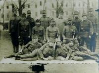 Druhý zleva otec Konstantin Karger asi v roce 1923 na vojně v Kroměříži