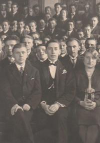 první otec František Žížala na zasedání akcionářů Hospodářské záložny, první řada uprostřed