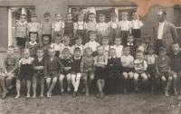 1935 - první třída Benešov (Ladislav třetí zleva v poslední řadě)