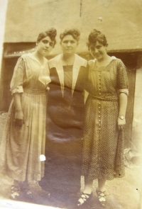 Babička Anna Neumannová se svými dcerami Valeskou a Ilonou (tetami Hany Sternlichtové). 1919.
