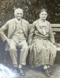 Dědeček Jindřich a babička Johana Kačerovi (maminčini rodiče). Nedatováno