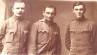 Tatínek Arnold Neumann, uprostřed. 1. světová válka.