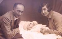 Arnold a Irena Neumannovi s dcerou Hankou. 1930.