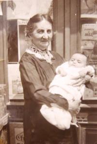 Hanka Neumannová s babičkou Johanou Kačerovou. 1930.