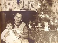 Hanka Neumannová s kuchařkou Karlou u vánočního stromku. 1931